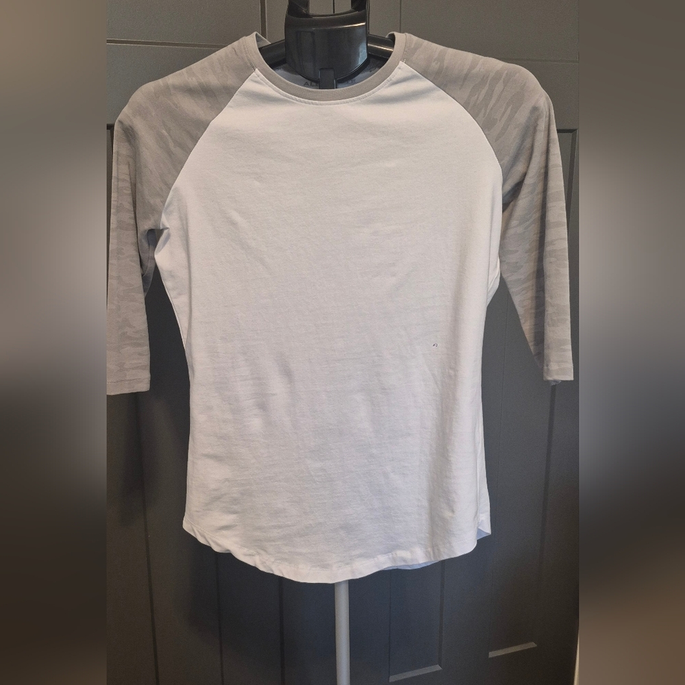Alphalete Gray Camo Sleeve Shirt - Picture 2 of 6